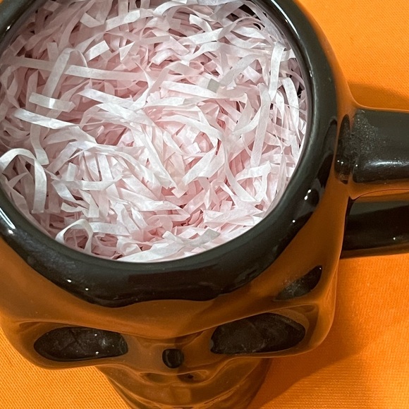 Royal Norfolk Black Skull Mug - Picture 3 of 8